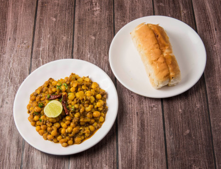 Ghughni With Paratha Pav+ Salad