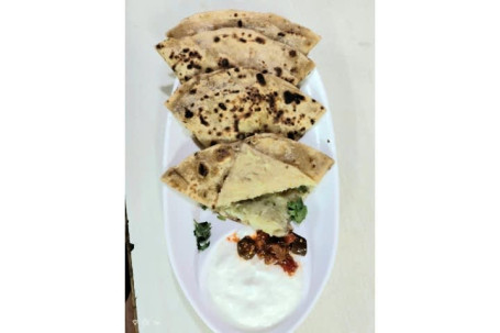 Alu Paratha (1 Pc) With Dahi, Pickle, Masala Chilli