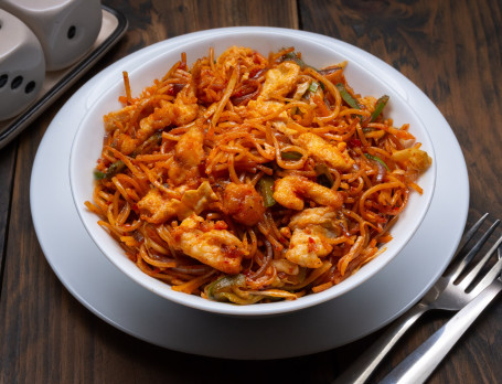 Noodles In Schezwan Sauce (Chicken)