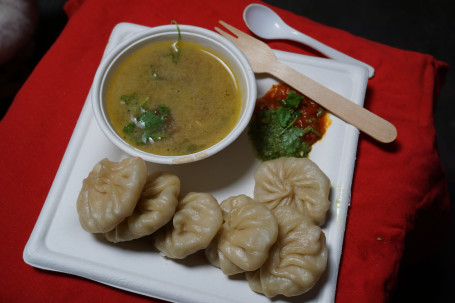 Veg Steamed Momos(6 Pieces) With Chicken Soup