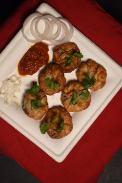 Veg Deep Fried Momos (6 Pieces) With Mayonnaise And Red Chutney