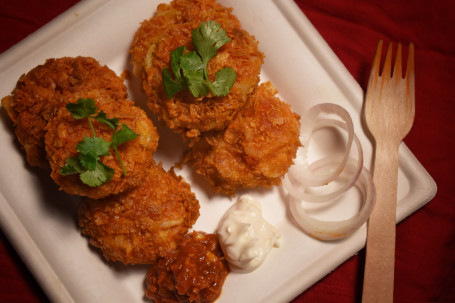 Veg Crunchy Fried Momos (6 Pieces) With Mayonnaise And Red Momos Chutney