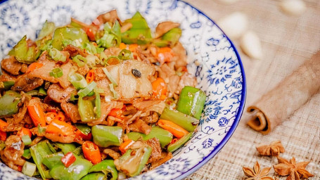 Pork Belly Stir-Fry With Organic Green Pepper/Nóng Jiā Xiǎo Chǎo Ròu