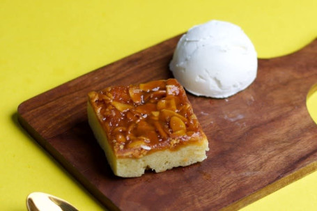 Brownie De Miel Y Almendras Con Helado