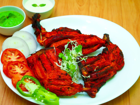 Tandoori Chicken Served With Chutney And Onion