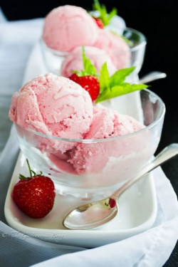 Strawberry Ice Cream With Toppings