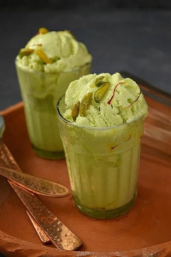 Kesar Pista Ice Cream With Toppings