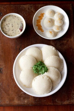 Idli (3) Chicken Curry