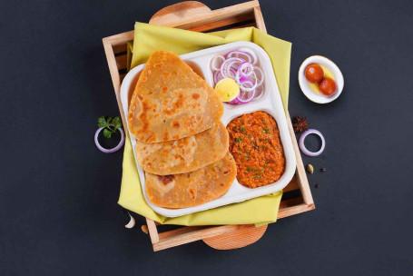 Chicken Kheema, Paratha Lunchbox Con Gulab Jamun (2 Piezas) Combo