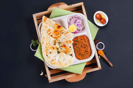 Chicken Kheema, Kulcha Lunchbox Con Gulab Jamun (2 Piezas) Combo