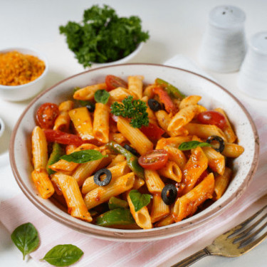 Pasta Penne Clásica Con Tomate Y Albahaca