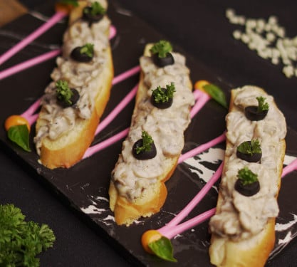 Creamy Mushroom Crostini