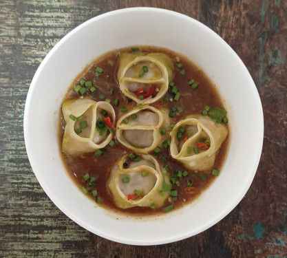 Hot And Sour Paneer Soupy Momos