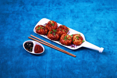 Veg Momos Tossed In Hot Garlic Sauce