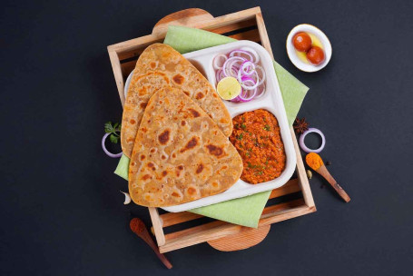 Pollo Kheema Con Paratha Lunchbox Y Gulab Jamun (2 Piezas) Combo