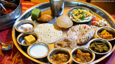 Gujrati Thali (Dal Rice Sabji Kathod 1 Papad 5 Tawa Chapati)