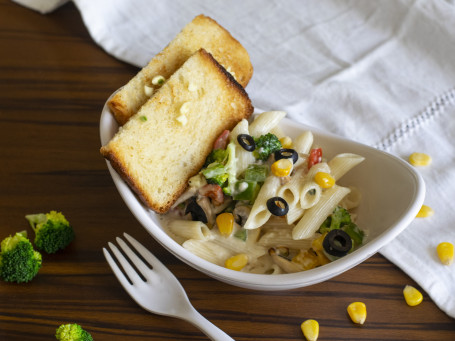 Veg Supreme Pasta With Garlic Bread