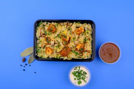 Halki Fulki Calcutta Style Paneer Biryani [Raita 2 Free Gulab Jamun]