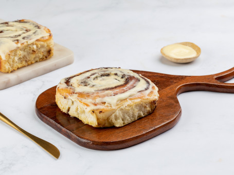 Cinnamon Roll With Cream Cheese (Eggless)