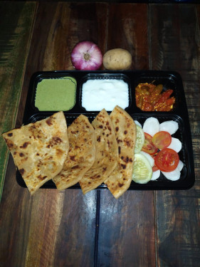 Aloo Paratha (Ensalada Chutney Verde Paratha Dahi Achar)