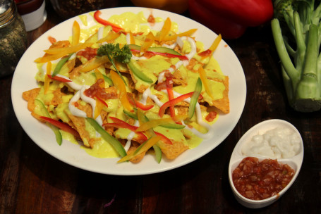 Plato De Nachos Con Queso, Mayonesa, Salsa Y Salsa)