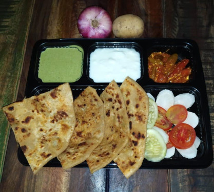 Mantequilla Aloo Pyaaz Paratha (Ensalada De Chutney Verde Paratha Dahi Achar)