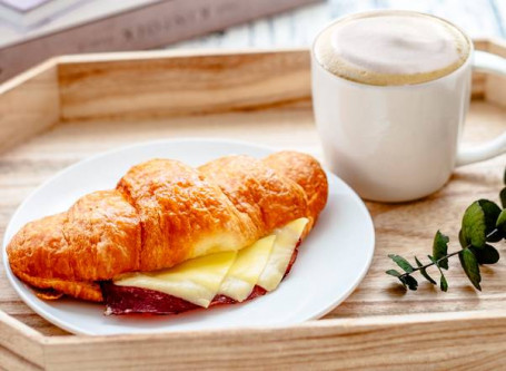 起司牛肉可頌 Croissant De Carne Y Queso