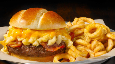 Hamburguesa Con Macarrones Con Tocino Y Queso