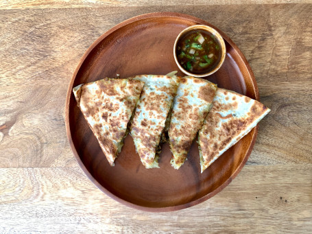 Quesadilla De Chorizo Verde Y Salsa Borracha