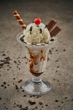 Kitkat Crunch Sundae