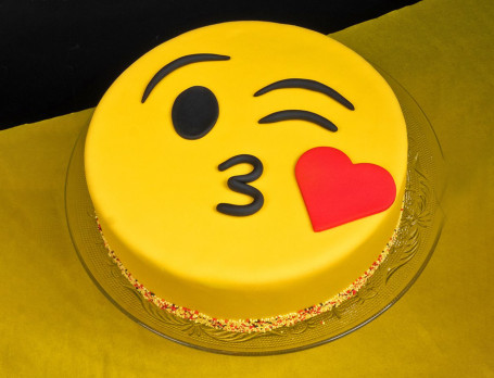Eggless Kiss Emoji Cake