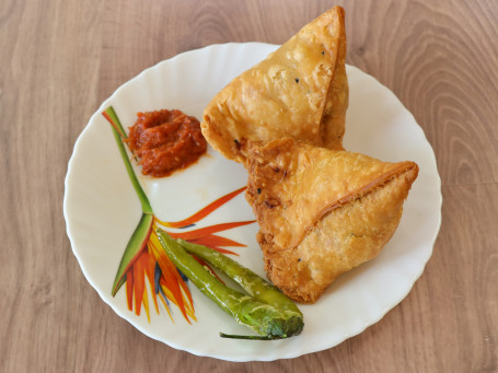 Samosa With Coconut Chutney