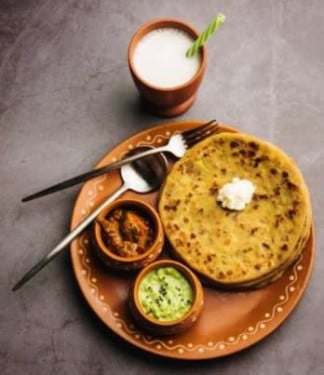 Aloo Paratha (1 Pc) Masala Curd Papad Punjabi Lassi