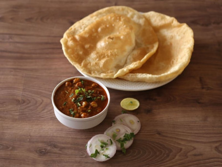 Chole Bhature (2Pcs) Onion Salad