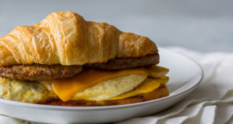 Croissant De Desayuno De Carne, Huevo Y Queso