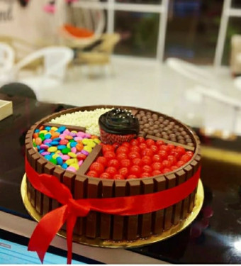 Kit Kat Cake (600G)