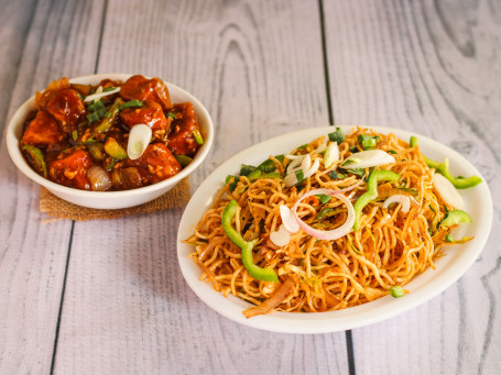 Smokey Noodles With Paneer Chilli