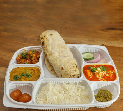 Special Thali (Paneer, Seasonal Veg, Rice, 4 Roti, Kadi Fry, Salad, Achar)