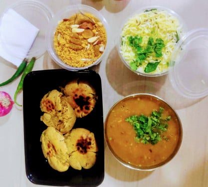 Butter Tadka Dal[500Ml]+Masala Bati[4Pieces]+Salad+Jeera Rice 200Grams