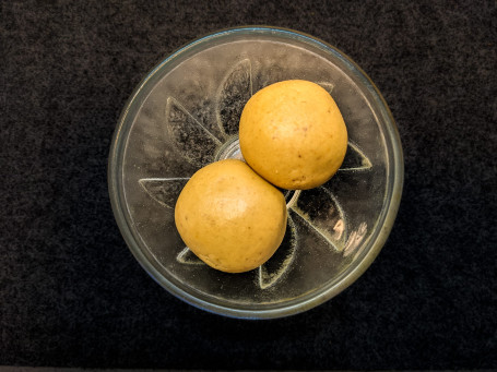 Besan Laddu (2 Pcs)