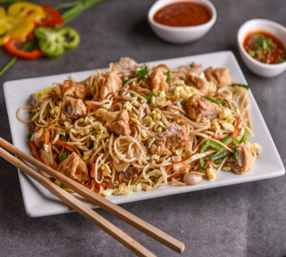 Special Egg And Chicken Chow Mein