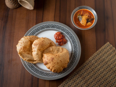 Atta Puri With Aloo Sabji And Chutney