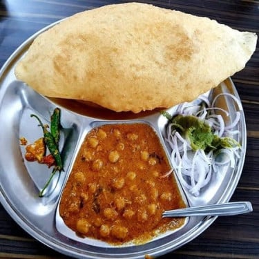 Chhole Bhature Wali Thali