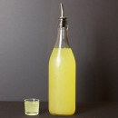 Botella de limoncello casero
