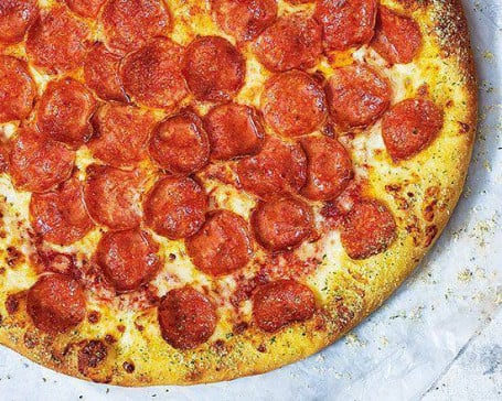 Pizza De Festín De Pepperoni Mediana
