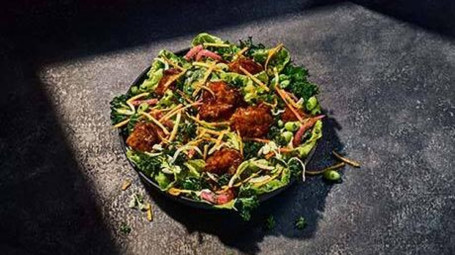 Ensalada asiática crujiente de medio cítrico con pollo