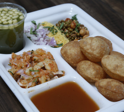 Paani Puri (12 Pcs) With Ragda