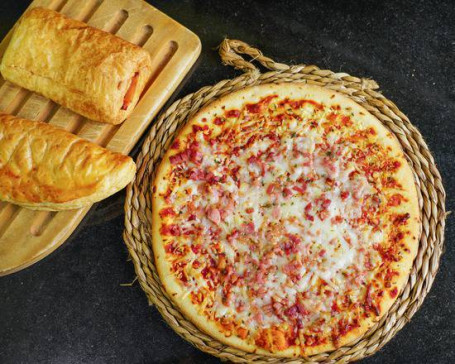 Pizza Jamón Y Queso Con Salsa