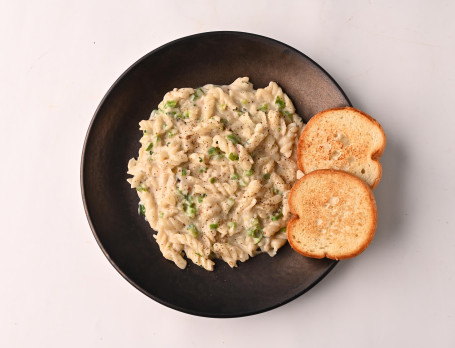 Penne Arrabiatta Pasta With Garlic Bread