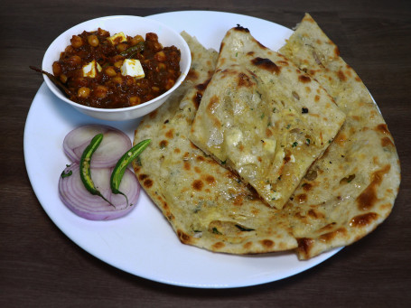 Amritsari Naan Combo(2 Amritsari Naan Served With Choley And Raita)